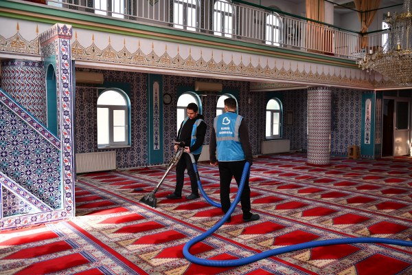 Balıkesir Büyükşehir Belediyesi, Ramazan Ayına sayılı günler kala tüm camilerde detaylı temizlik çalışmalarını sürdürüyor. İlaçlama ve dezenfeksiyon çalışmalarına hız veren belediye ekiplerinin bu hizmeti cami cemaati tarafından da memnuniyetle karşılandı.