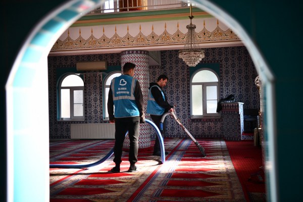 Balıkesir Büyükşehir Belediyesi, Ramazan Ayına sayılı günler kala tüm camilerde detaylı temizlik çalışmalarını sürdürüyor. İlaçlama ve dezenfeksiyon çalışmalarına hız veren belediye ekiplerinin bu hizmeti cami cemaati tarafından da memnuniyetle karşılandı.