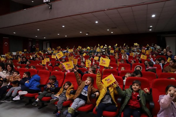 Bandırma Belediyesi ve Eti Çocuk Tiyatrosu Minikleri Eğlendirdi!