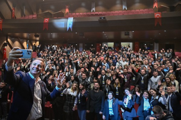 Gençler sordu Başkan Akın cevapladı