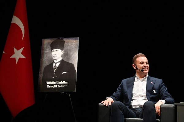 Gençler sordu Başkan Akın cevapladı