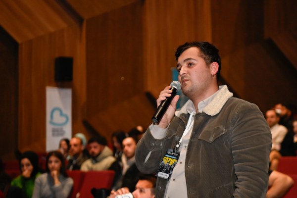 Gençler sordu Başkan Akın cevapladı