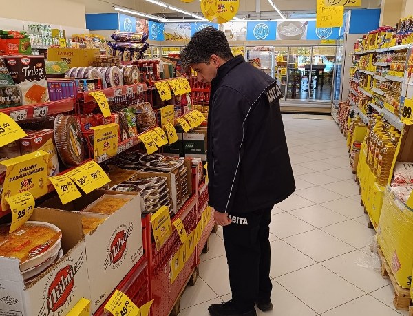 Gönen Belediye Başkanı İbrahim Palaz, denetimlerle ilgili yaptığı açıklamada, halk sağlığının ve ekonomik güvenliğin öncelikli olduğunu vurguladı. Başkan Palaz, “Vatandaşlarımızın güvenli, sağlıklı ve adil fiyatlarla alışveriş yapabilmesi için denetimlerimizi sürdürüyoruz. Halkımızın sağlığını ve cebini hiçe sayan hiçbir işletmeye göz yummayacağız” dedi.