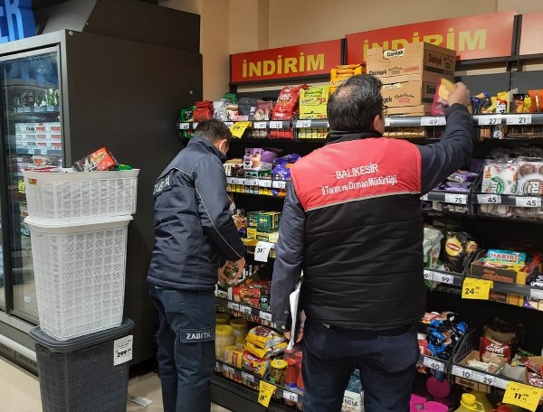 Gönen Belediye Başkanı İbrahim Palaz, denetimlerle ilgili yaptığı açıklamada, halk sağlığının ve ekonomik güvenliğin öncelikli olduğunu vurguladı. Başkan Palaz, “Vatandaşlarımızın güvenli, sağlıklı ve adil fiyatlarla alışveriş yapabilmesi için denetimlerimizi sürdürüyoruz. Halkımızın sağlığını ve cebini hiçe sayan hiçbir işletmeye göz yummayacağız” dedi.