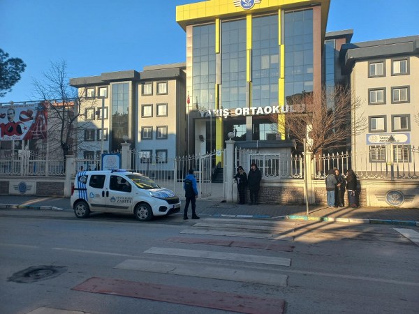 Balıkesir Büyükşehir Belediyesi zabıta ekipleri, hafta sonu Milli Savunma Üniversitesi’nin sınavına geç kalan öğrencileri okullara yetiştirdi. Ekipler aynı zamanda okul çevrelerinde gürültü oluşmaması için gerekli önlemleri aldı.