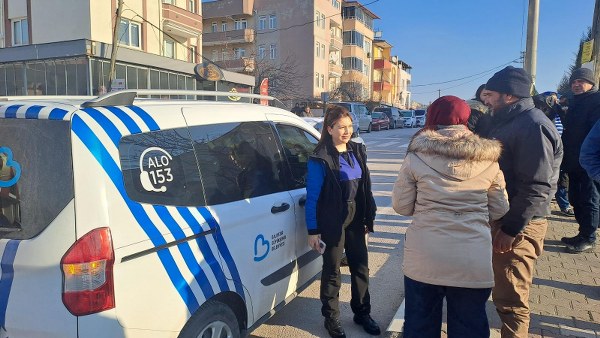 Balıkesir Büyükşehir Belediyesi zabıta ekipleri, hafta sonu Milli Savunma Üniversitesi’nin sınavına geç kalan öğrencileri okullara yetiştirdi. Ekipler aynı zamanda okul çevrelerinde gürültü oluşmaması için gerekli önlemleri aldı.