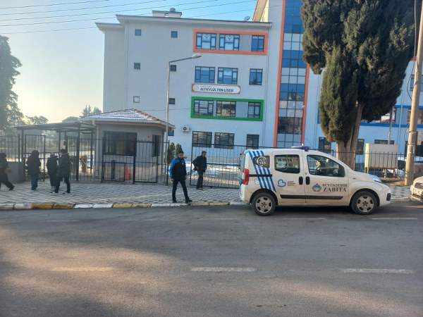 Balıkesir Büyükşehir Belediyesi zabıta ekipleri, hafta sonu Milli Savunma Üniversitesi’nin sınavına geç kalan öğrencileri okullara yetiştirdi. Ekipler aynı zamanda okul çevrelerinde gürültü oluşmaması için gerekli önlemleri aldı.