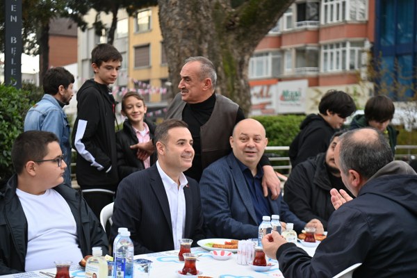 Ahmet Akın Ramazan Bayramı coşkusunu hemşehrileriyle paylaştı