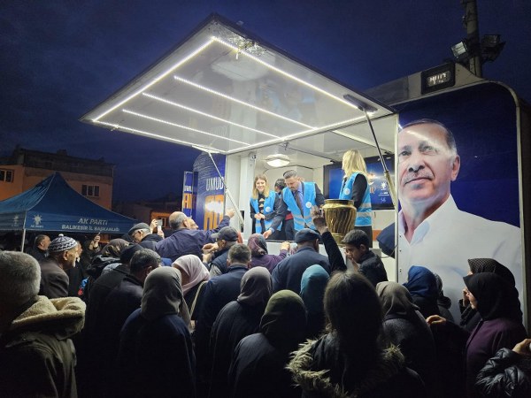 Ak Parti Gündüz Gece Sahada
