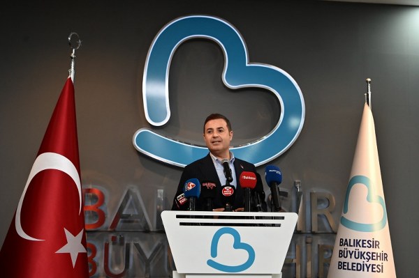 Balıkesir Büyükşehir Belediye Başkanı Ahmet Akın, Ramazan ayında 400 bin kişiye iftar verecek. “Yoksulluğu yönetmeyeceğiz, yoksulluğu bitireceğiz” diyen Akın, Ramazan boyunca hem merkezde hem de 20 ilçede iftar sofraları kuracak. Ayrıca, Fırıntaş büfelerinde satılacak 350 gram Ramazan pidesinin fiyatı 15 TL olarak belirlendi.