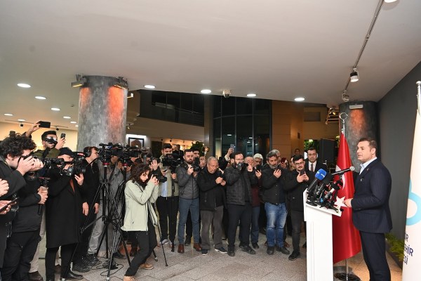 Balıkesir Büyükşehir Belediye Başkanı Ahmet Akın, Ramazan ayında 400 bin kişiye iftar verecek. “Yoksulluğu yönetmeyeceğiz, yoksulluğu bitireceğiz” diyen Akın, Ramazan boyunca hem merkezde hem de 20 ilçede iftar sofraları kuracak. Ayrıca, Fırıntaş büfelerinde satılacak 350 gram Ramazan pidesinin fiyatı 15 TL olarak belirlendi.