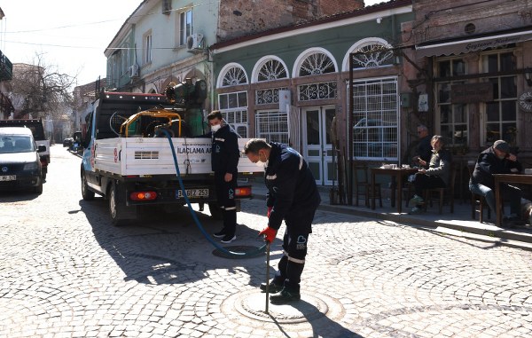Balıkesir Büyükşehir Belediyesi, yaz mevsimine hazırlık için haşere ve sivrisinek mücadelesine başladı. Başkan Ahmet Akın’ın sürdürülebilir ve sağlıklı bir kent hedefiyle başlattığı çalışmalar kapsamında, 20 ilçede kışlak ilaçlama çalışmaları yapılıyor. Bu çalışmalarla, sivrisinek ve haşere popülasyonunun en aza indirilmesi hedefleniyor.
