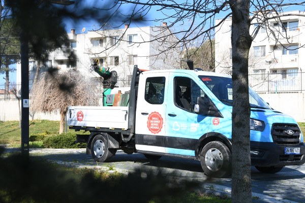 Balıkesir Büyükşehir Belediyesi, yaz mevsimine hazırlık için haşere ve sivrisinek mücadelesine başladı. Başkan Ahmet Akın’ın sürdürülebilir ve sağlıklı bir kent hedefiyle başlattığı çalışmalar kapsamında, 20 ilçede kışlak ilaçlama çalışmaları yapılıyor. Bu çalışmalarla, sivrisinek ve haşere popülasyonunun en aza indirilmesi hedefleniyor.