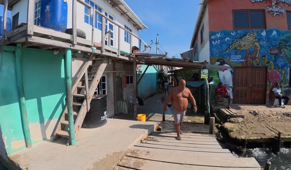 Karayip Denizi’nde, Kolombiya açıklarında bulunan Santa Cruz del Islote adası, dünyanın en yoğun nüfuslu adası olarak biliniyor. Ada, bir futbol sahasından bile küçük olmasına rağmen üzerinde 500’den fazla insan yaşıyor. Bu küçük adada, herkes birbirini tanıyor ve adanın kendine özgü bir yaşam tarzı var.