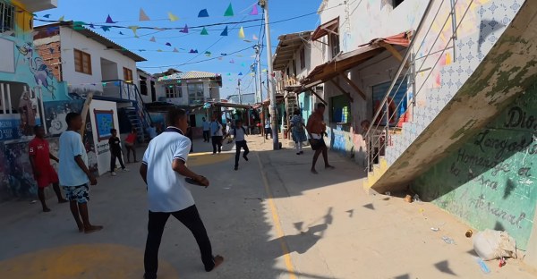 Karayip Denizi’nde, Kolombiya açıklarında bulunan Santa Cruz del Islote adası, dünyanın en yoğun nüfuslu adası olarak biliniyor. Ada, bir futbol sahasından bile küçük olmasına rağmen üzerinde 500’den fazla insan yaşıyor. Bu küçük adada, herkes birbirini tanıyor ve adanın kendine özgü bir yaşam tarzı var.