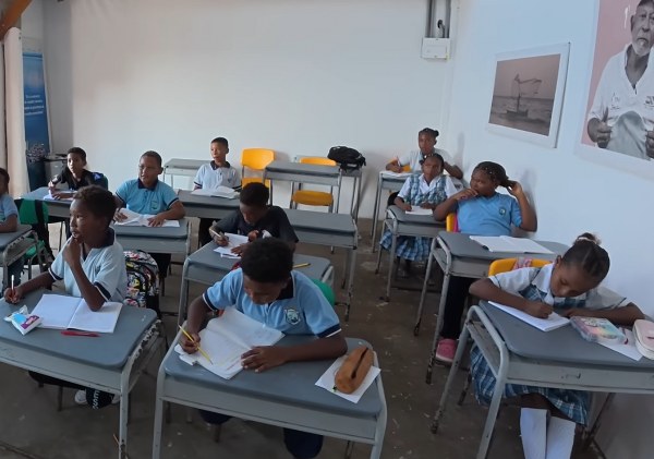 Karayip Denizi’nde, Kolombiya açıklarında bulunan Santa Cruz del Islote adası, dünyanın en yoğun nüfuslu adası olarak biliniyor. Ada, bir futbol sahasından bile küçük olmasına rağmen üzerinde 500’den fazla insan yaşıyor. Bu küçük adada, herkes birbirini tanıyor ve adanın kendine özgü bir yaşam tarzı var.