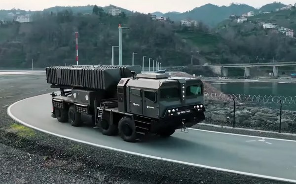 Roketsan, hipersonik füze teknolojileri üzerine büyük yatırımlar yapıyor. Hipersonik füzeler, saatte 5 Mach (ses hızının 5 katı) ve üzeri hızlara ulaşabiliyor. Murat İkinci, bu füzelerin motor teknolojileri, navigasyon sistemleri ve malzeme bilimi gibi alanlarda büyük ilerlemeler kaydedildiğini belirtti. Özellikle aero-termal zorlukların aşılması için malzeme teknolojilerine önemli yatırımlar yapıldığını vurguladı.