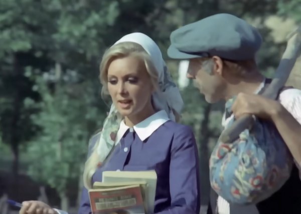 Filiz Akın, Türk sinemasının en ünlü ve başarılı oyuncularından biridir. 2 Ocak 1943'te Ankara'da doğdu. Asıl adı Fatma Filiz Akın'dır. Ankara Koleji'nde eğitim gördükten sonra, 1962 yılında Artist dergisinin düzenlediği yarışmada birinci oldu ve sinema dünyasına adım attı. Yeşilçam'ın altın çağında birçok unutulmaz filmde rol aldı ve Türk sinemasının en sevilen yüzlerinden biri haline geldi. 