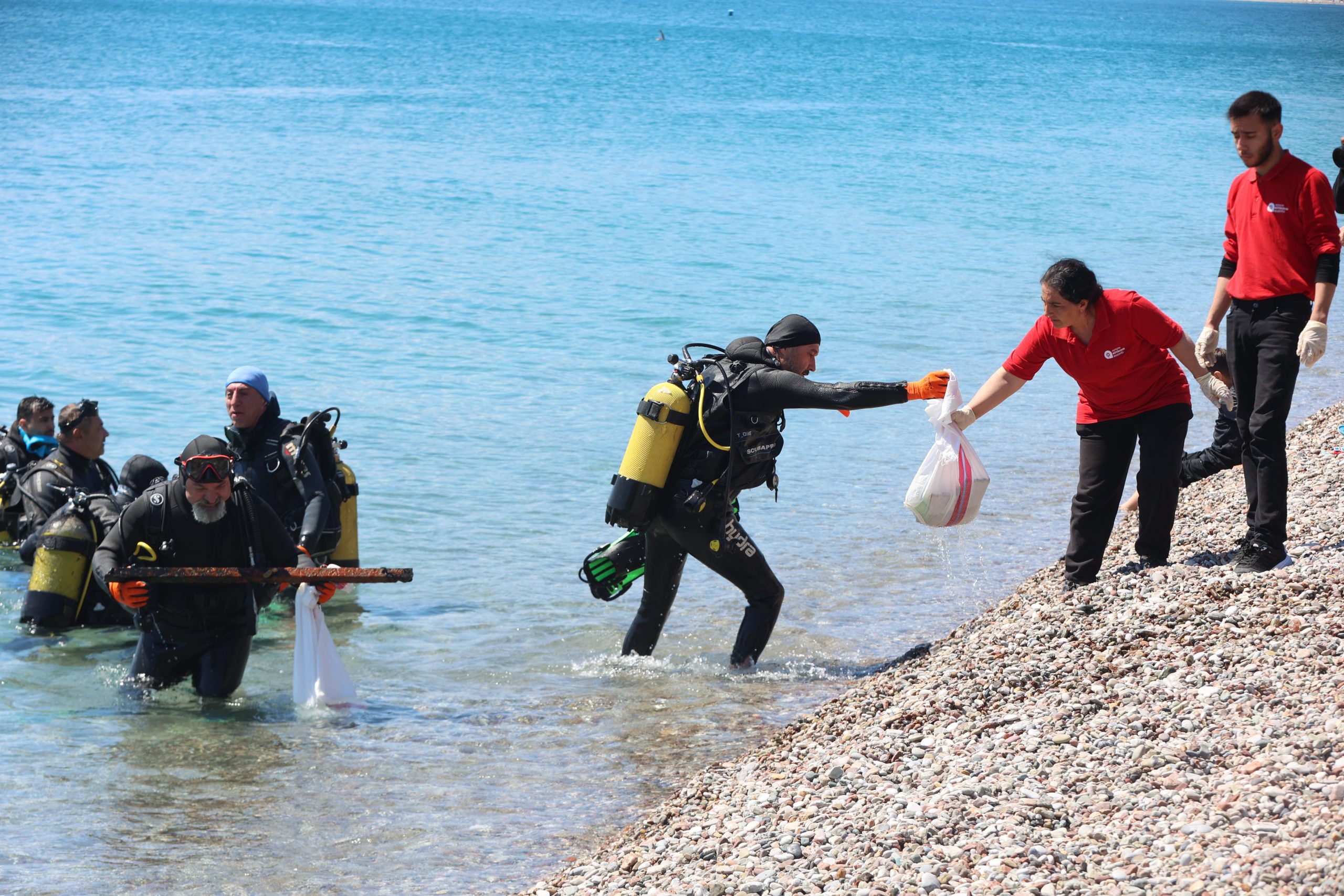 Konyaaltı Plajı'nda Deniz Altı Temizleme Faaliyeti Gerçekleştirildi