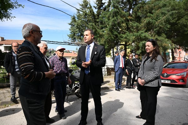 Başkan Akın, kolları sıvadı sahaya indi