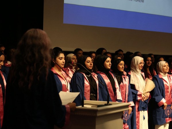 Bandırma’da fizyoterapi öğrencileri yeminle mezun oldu