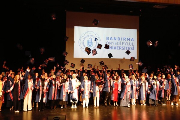 Bandırma’da fizyoterapi öğrencileri yeminle mezun oldu