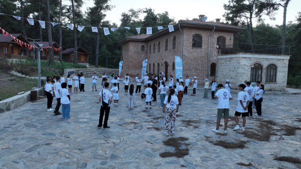 Balıkesir’de Çocuklar Yaz Kampı’nda doyasıya eğleniyor