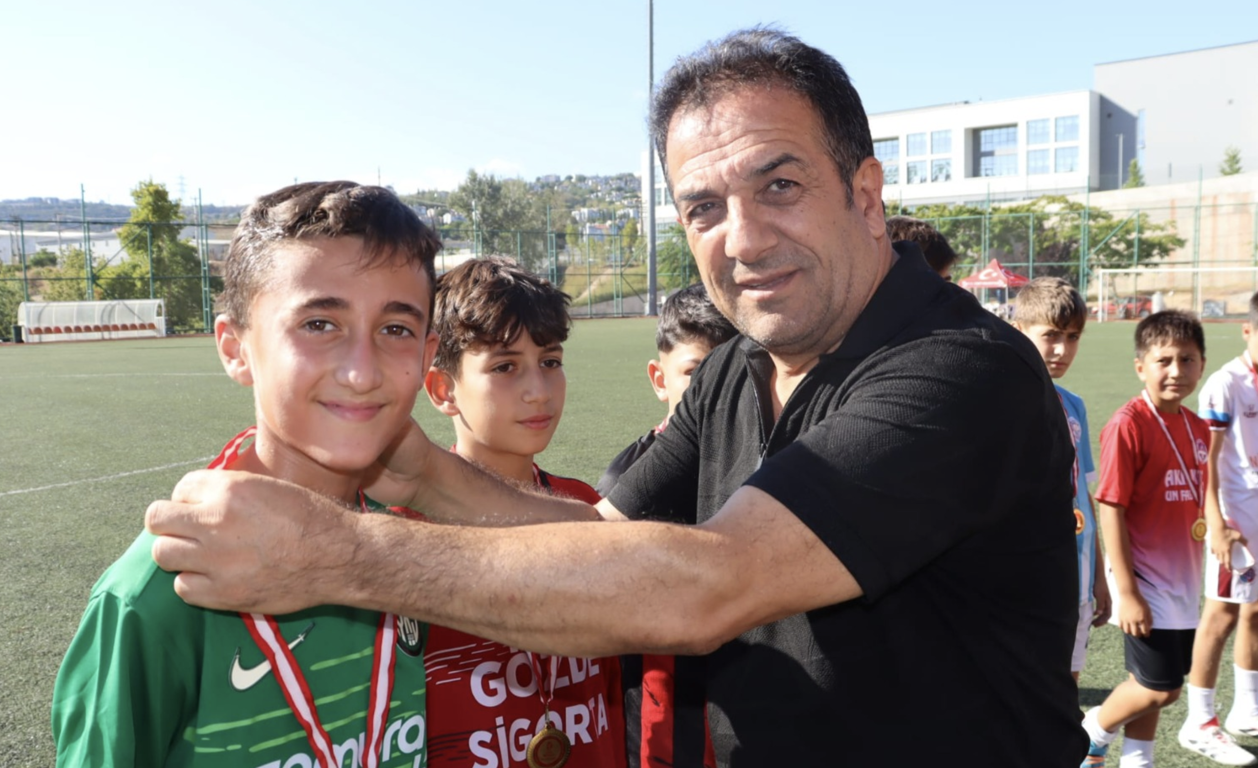 Dereceye giren takımlara kupaları verilirken, turnuvada yer alan tüm sporcular madalyalarını İzmit Belediyesi Spor İşleri Müdürü Mithat Ağa’dan aldı.