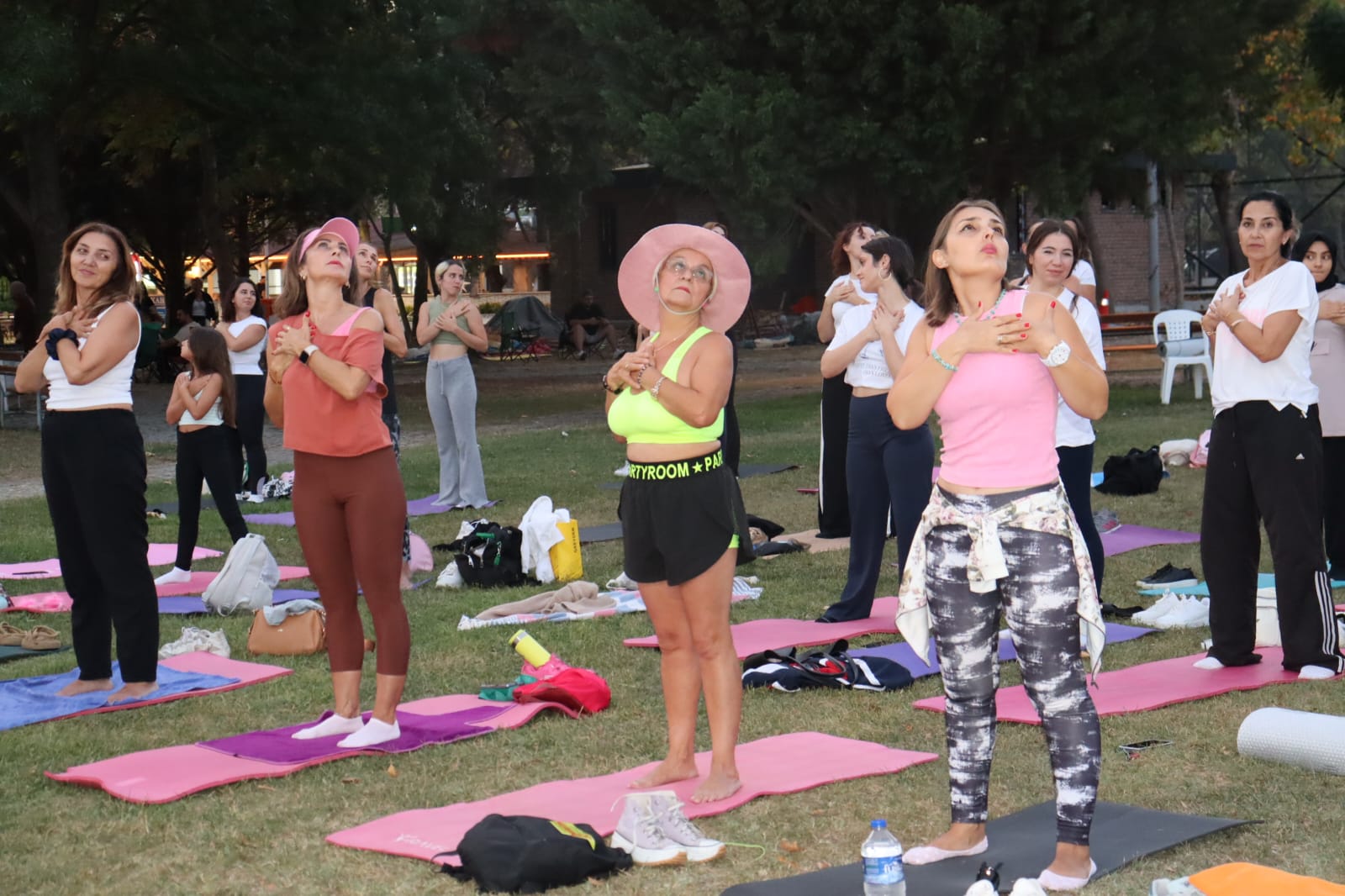 İzmit Belediyesi, vatandaşları sağlıklı yaşam ve spora teşvik etmek amacıyla düzenlediği “Nefes Al İzmit” yoga etkinliklerine Cumhuriyet Mahallesi’nde devam etti.