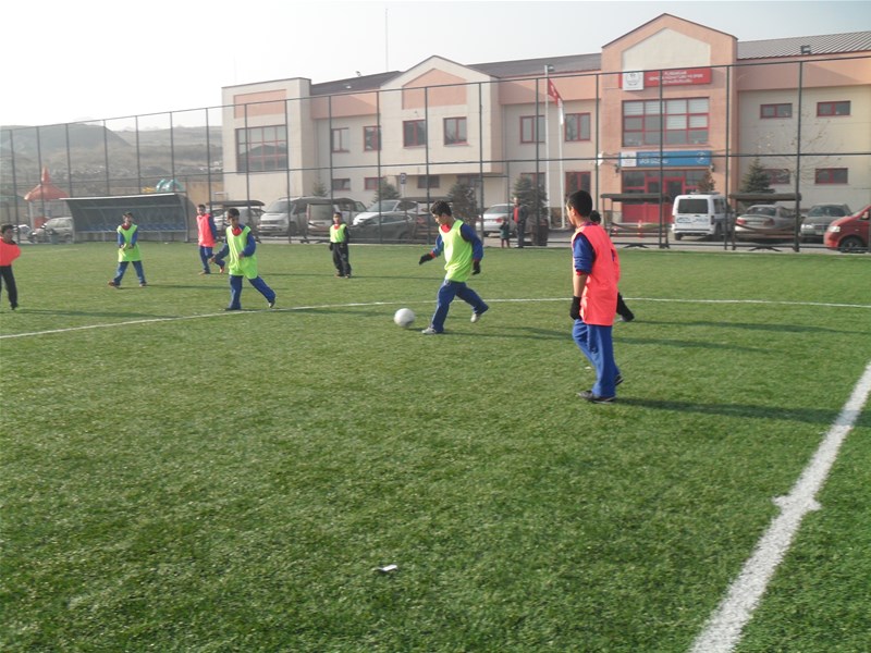 Başkentli gençler yaz tatilinde futbolla buluştuBaşkentli gençler yaz tatilinde futbolla buluştu