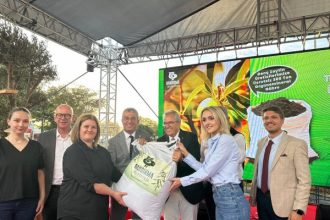 Bandırma Belediyesi’nden genç zeytin üreticilerine gübre desteği