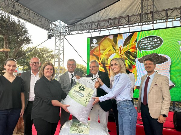 Bandırma Belediyesi’nden genç zeytin üreticilerine gübre desteği