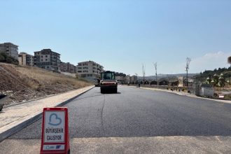 Büyükşehir, yıllardır hizmet bekleyen yolları asfaltla buluşturuyor