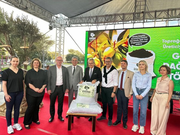 Bandırma Belediyesi’nden genç zeytin üreticilerine gübre desteği