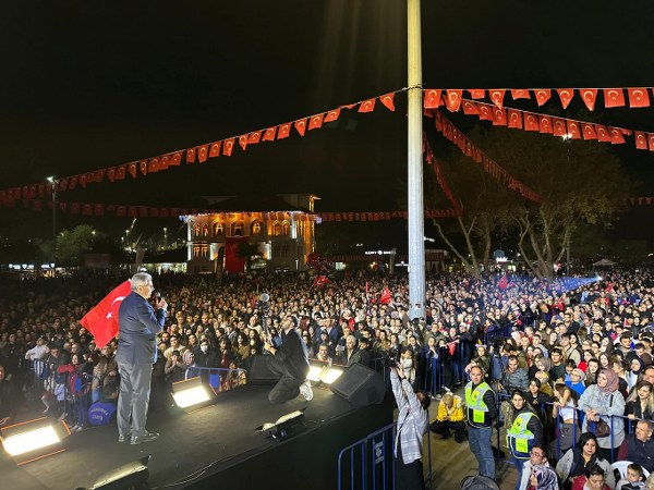 Bandırma’da Cumhuriyet Coşkusu Işın Karaca’dan Unutulmaz Konser