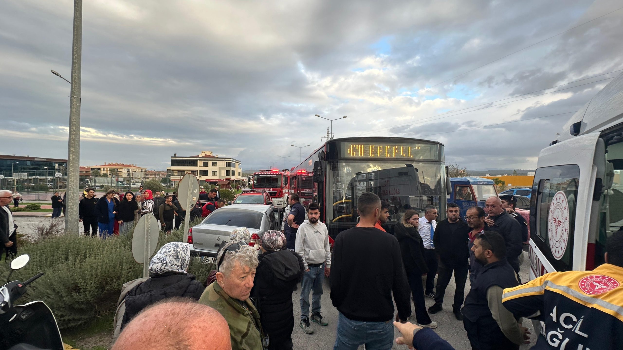 AYVALIK’TA BELEDİYE OTOBÜSÜ İLE ÖZEL OTOMOBİL ÇARPIŞTI; 2 YARALI