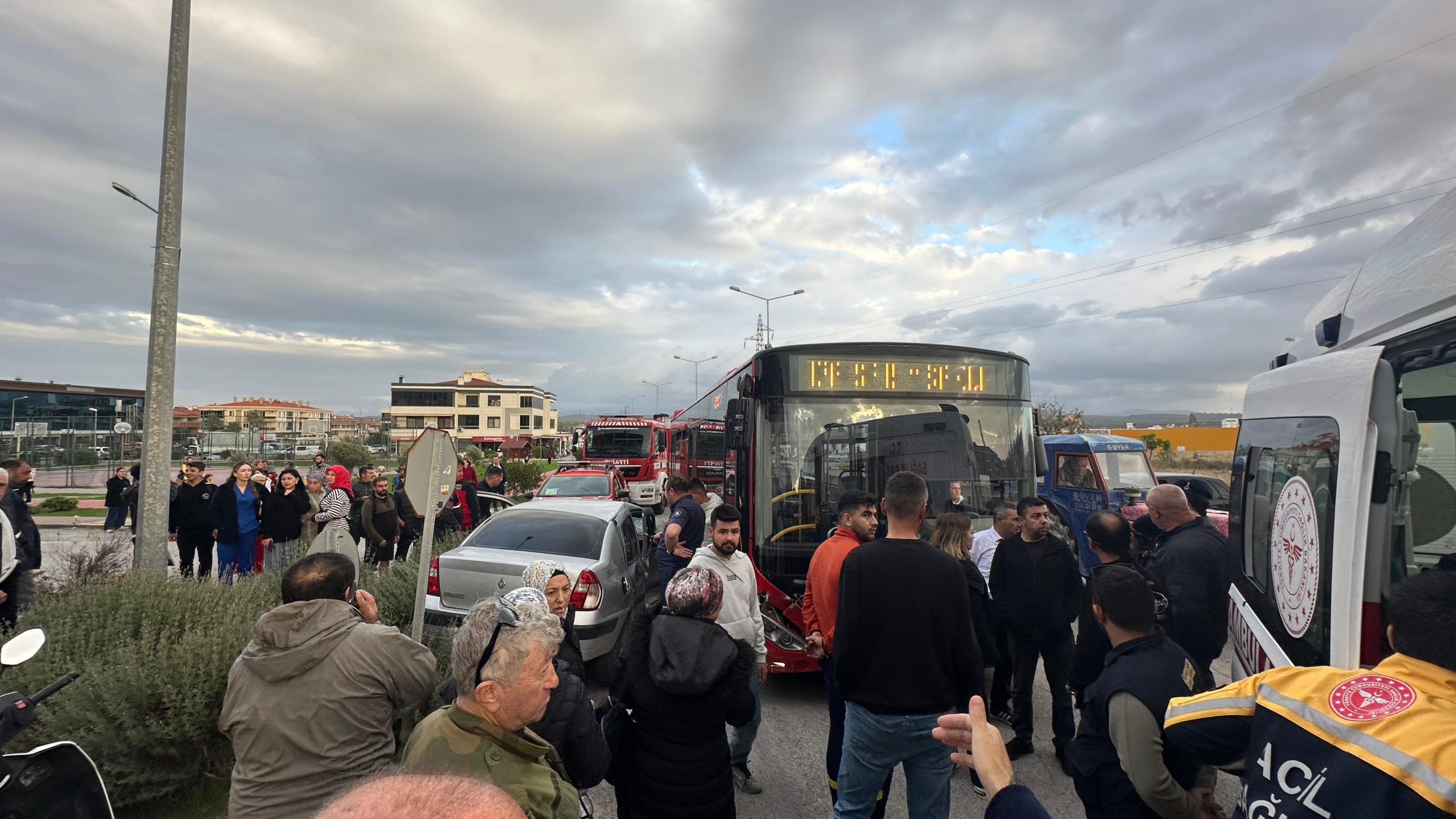 AYVALIK’TA BELEDİYE OTOBÜSÜ İLE ÖZEL OTOMOBİL ÇARPIŞTI; 2 YARALI