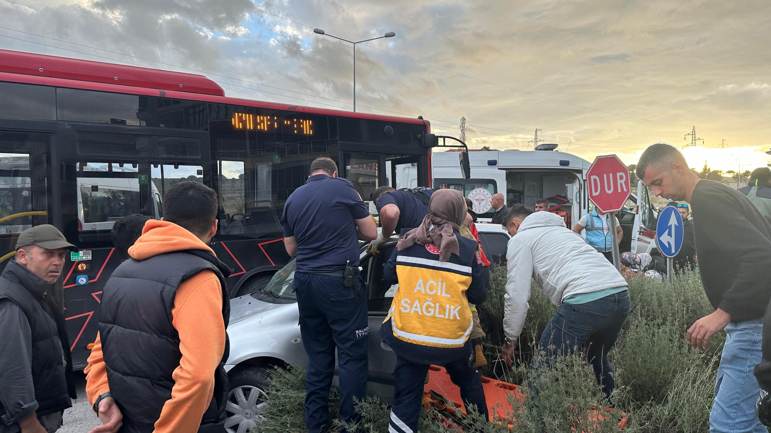 AYVALIK’TA BELEDİYE OTOBÜSÜ İLE ÖZEL OTOMOBİL ÇARPIŞTI; 2 YARALI