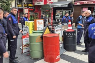 Bandırma Belediyesi zabıta ekipleri, kaldırım işgali yapan esnaflara yönelik operasyon düzenledi. Uyarılara uymayan işyerlerinin tabela ve ürünleri toplandı.