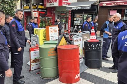 Bandırma Belediyesi zabıta ekipleri, kaldırım işgali yapan esnaflara yönelik operasyon düzenledi. Uyarılara uymayan işyerlerinin tabela ve ürünleri toplandı.