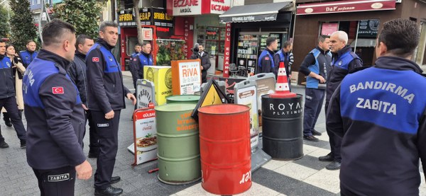 Bandırma Belediyesi zabıta ekipleri, kaldırım işgali yapan esnaflara yönelik operasyon düzenledi. Uyarılara uymayan işyerlerinin tabela ve ürünleri toplandı.