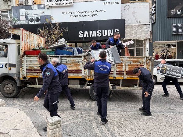 Bandırma Belediyesi zabıta ekipleri, kaldırım işgali yapan esnaflara yönelik operasyon düzenledi. Uyarılara uymayan işyerlerinin tabela ve ürünleri toplandı.