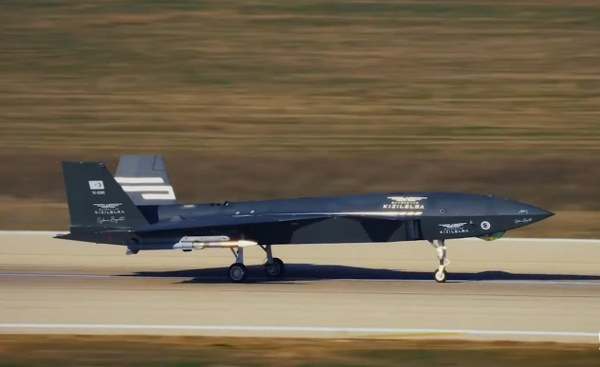 Dünyada İlk Kez İnsansız Savaş Uçağı Havadan Havaya Füze ile Hedef Vurdu