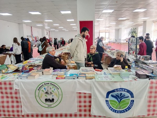 Gönen'de Kitap Dostlarından Anlamlı Burs Desteği