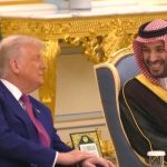 ABD Başkanı Donald Trump'ın, Suudi Arabistan Veliaht Prensi Muhammed bin Selman'ı, Washington'daki Beyaz Saray'da ağırlamak için görüşmeler yaptığı bildirildi. Eğer gerçekleşirse, bu ziyaret, gazeteci Cemal Kaşıkçı'nın 2018'de İstanbul'da öldürülmesinin ardından Veliaht Prens'in Beyaz Saray'a yapacağı ilk ziyaret olacak. Beyaz Saray yetkililerinden alınan bilgiye göre, planlanan görüşmede iki ülke arasındaki ikili ilişkiler, bölgesel güvenlik konuları ve enerji iş birliği gibi maddelerin ele alınması bekleniyor. Görüşmenin resmi ajandayı oluşturan bu başlıklar üzerinden ilerleyeceği ifade ediliyor. Kaşıkçı Cinayeti ve ABD İstihbarat Raporu Gazeteci Cemal Kaşıkçı, Ekim 2018'de İstanbul'daki Suudi Arabistan Başkonsolosluğu'na yaptığı ziyaret sırasında öldürülmüştü. Olayın ardından ABD istihbarat servisleri tarafından hazırlanan bir rapor, cinayetin Suudi Veliaht Prensi Muhammed bin Selman'ın onayı ile işlendiği sonucuna yer vermişti. Suudi yetkililer ise Veliaht Prens'in olayla bir bağlantısı olduğu iddialarını reddetmişti. Kongre Tepkisi Olası ziyaret haberi, Kongre üyelerinden tepkilere neden oldu. Bazı senatör ve temsilciler, böyle bir davetin insan hakları ihlalleri konusunda yanlış bir mesaj vereceğini belirterek eleştiride bulundu. Kongre'nin farklı kanatlarından, yönetimin bu ziyaret öncesinde insan hakları konusunu gündeme getirmesi gerektiği yönünde açıklamalar yapıldı. Önceki Görüşmeler Suudi Veliaht Prens, Kasım 2022'de, dönemin Başkanı Joe Biden yönetimi sırasında ABD'ye resmi bir ziyaret gerçekleştirmişti. O dönemde Beyaz Saray, Başkan Biden'ın Veliaht Prens ile insan hakları konusunu görüştüğünü açıklamıştı. Donald Trump'ın başkanlığı döneminde ise iki ülke arasında yakın bir ilişki sürdürülmüştü. Trump yönetimi, Suudi Arabistan'ı bölgedeki kilit bir müttefik olarak tanımlamıştı.