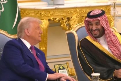 ABD Başkanı Donald Trump'ın, Suudi Arabistan Veliaht Prensi Muhammed bin Selman'ı, Washington'daki Beyaz Saray'da ağırlamak için görüşmeler yaptığı bildirildi. Eğer gerçekleşirse, bu ziyaret, gazeteci Cemal Kaşıkçı'nın 2018'de İstanbul'da öldürülmesinin ardından Veliaht Prens'in Beyaz Saray'a yapacağı ilk ziyaret olacak. Beyaz Saray yetkililerinden alınan bilgiye göre, planlanan görüşmede iki ülke arasındaki ikili ilişkiler, bölgesel güvenlik konuları ve enerji iş birliği gibi maddelerin ele alınması bekleniyor. Görüşmenin resmi ajandayı oluşturan bu başlıklar üzerinden ilerleyeceği ifade ediliyor. Kaşıkçı Cinayeti ve ABD İstihbarat Raporu Gazeteci Cemal Kaşıkçı, Ekim 2018'de İstanbul'daki Suudi Arabistan Başkonsolosluğu'na yaptığı ziyaret sırasında öldürülmüştü. Olayın ardından ABD istihbarat servisleri tarafından hazırlanan bir rapor, cinayetin Suudi Veliaht Prensi Muhammed bin Selman'ın onayı ile işlendiği sonucuna yer vermişti. Suudi yetkililer ise Veliaht Prens'in olayla bir bağlantısı olduğu iddialarını reddetmişti. Kongre Tepkisi Olası ziyaret haberi, Kongre üyelerinden tepkilere neden oldu. Bazı senatör ve temsilciler, böyle bir davetin insan hakları ihlalleri konusunda yanlış bir mesaj vereceğini belirterek eleştiride bulundu. Kongre'nin farklı kanatlarından, yönetimin bu ziyaret öncesinde insan hakları konusunu gündeme getirmesi gerektiği yönünde açıklamalar yapıldı. Önceki Görüşmeler Suudi Veliaht Prens, Kasım 2022'de, dönemin Başkanı Joe Biden yönetimi sırasında ABD'ye resmi bir ziyaret gerçekleştirmişti. O dönemde Beyaz Saray, Başkan Biden'ın Veliaht Prens ile insan hakları konusunu görüştüğünü açıklamıştı. Donald Trump'ın başkanlığı döneminde ise iki ülke arasında yakın bir ilişki sürdürülmüştü. Trump yönetimi, Suudi Arabistan'ı bölgedeki kilit bir müttefik olarak tanımlamıştı.