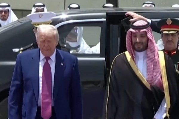 ABD Başkanı Donald Trump'ın, Suudi Arabistan Veliaht Prensi Muhammed bin Selman'ı, Washington'daki Beyaz Saray'da ağırlamak için görüşmeler yaptığı bildirildi. Eğer gerçekleşirse, bu ziyaret, gazeteci Cemal Kaşıkçı'nın 2018'de İstanbul'da öldürülmesinin ardından Veliaht Prens'in Beyaz Saray'a yapacağı ilk ziyaret olacak. Beyaz Saray yetkililerinden alınan bilgiye göre, planlanan görüşmede iki ülke arasındaki ikili ilişkiler, bölgesel güvenlik konuları ve enerji iş birliği gibi maddelerin ele alınması bekleniyor. Görüşmenin resmi ajandayı oluşturan bu başlıklar üzerinden ilerleyeceği ifade ediliyor. Kaşıkçı Cinayeti ve ABD İstihbarat Raporu Gazeteci Cemal Kaşıkçı, Ekim 2018'de İstanbul'daki Suudi Arabistan Başkonsolosluğu'na yaptığı ziyaret sırasında öldürülmüştü. Olayın ardından ABD istihbarat servisleri tarafından hazırlanan bir rapor, cinayetin Suudi Veliaht Prensi Muhammed bin Selman'ın onayı ile işlendiği sonucuna yer vermişti. Suudi yetkililer ise Veliaht Prens'in olayla bir bağlantısı olduğu iddialarını reddetmişti. Kongre Tepkisi Olası ziyaret haberi, Kongre üyelerinden tepkilere neden oldu. Bazı senatör ve temsilciler, böyle bir davetin insan hakları ihlalleri konusunda yanlış bir mesaj vereceğini belirterek eleştiride bulundu. Kongre'nin farklı kanatlarından, yönetimin bu ziyaret öncesinde insan hakları konusunu gündeme getirmesi gerektiği yönünde açıklamalar yapıldı. Önceki Görüşmeler Suudi Veliaht Prens, Kasım 2022'de, dönemin Başkanı Joe Biden yönetimi sırasında ABD'ye resmi bir ziyaret gerçekleştirmişti. O dönemde Beyaz Saray, Başkan Biden'ın Veliaht Prens ile insan hakları konusunu görüştüğünü açıklamıştı. Donald Trump'ın başkanlığı döneminde ise iki ülke arasında yakın bir ilişki sürdürülmüştü. Trump yönetimi, Suudi Arabistan'ı bölgedeki kilit bir müttefik olarak tanımlamıştı.