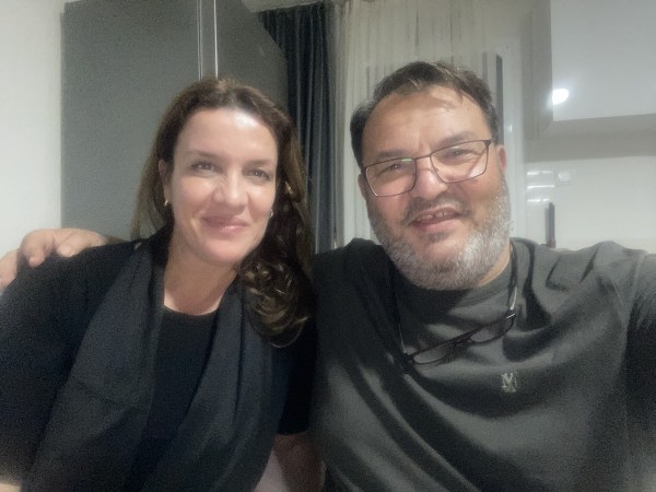 AK PARTİLİ AKIN’DAN GAZETECİ SALGIN’A GEÇMİŞ OLSUN ZİYARETİ