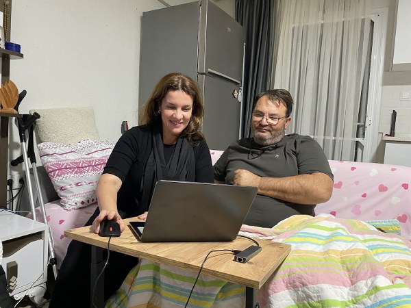 AK PARTİLİ AKIN’DAN GAZETECİ SALGIN’A GEÇMİŞ OLSUN ZİYARETİ