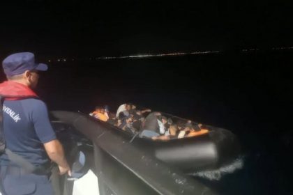Ayvalık’ta Lastik Bottaki 23 Düzensiz Göçmen Yakalandı
